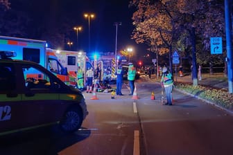 Feuerwehr, Polizei und Rettungsdienst am Unfallort: Neben dem Kleinkind kam ein weiterer Schwerverletzter in eine Klinik.