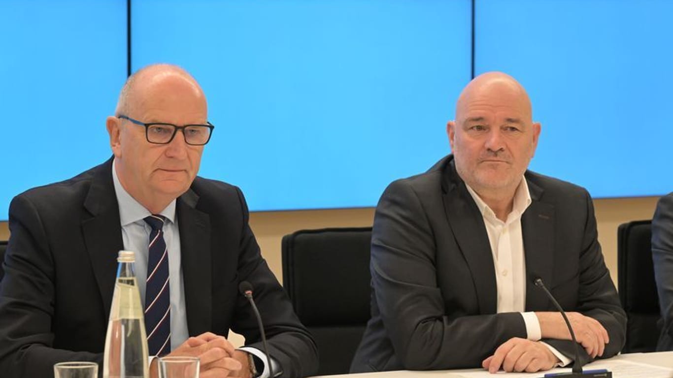 Dietmar Woidke (SPD, l), Ministerpräsident von Brandenburg, und Robert Crumbach, BSW-Vorsitzender in Brandenburg: Eine Koalition zwischen SPD und BSW wird immer wahrscheinlicher.