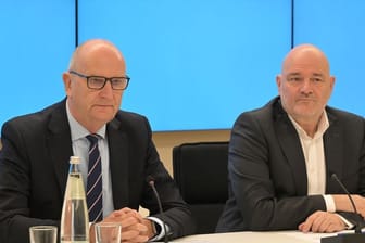 Dietmar Woidke (SPD, l), Ministerpräsident von Brandenburg, und Robert Crumbach, BSW-Vorsitzender in Brandenburg: Eine Koalition zwischen SPD und BSW wird immer wahrscheinlicher.