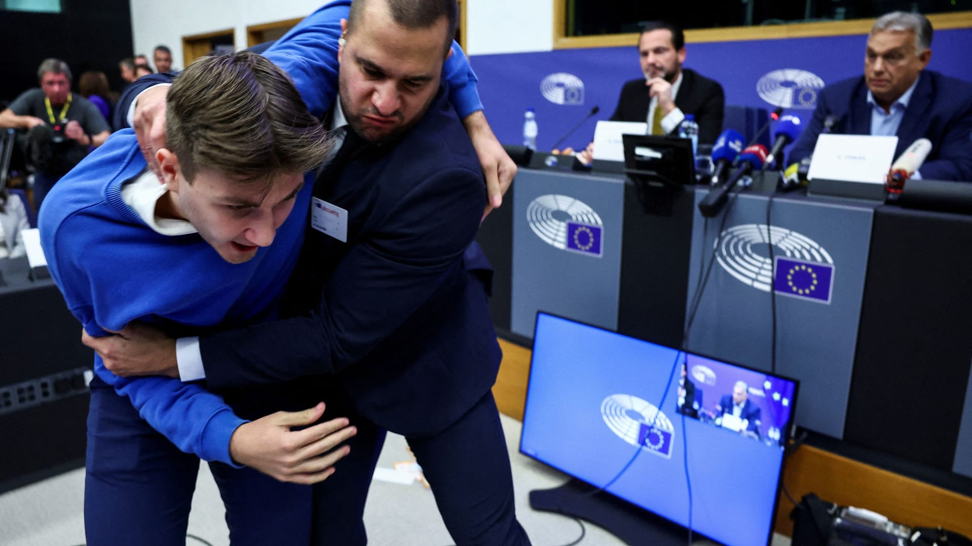 EU-Parlament: Ein Sicherheitsmann ringt den Angreifer (l.) zu Boden.