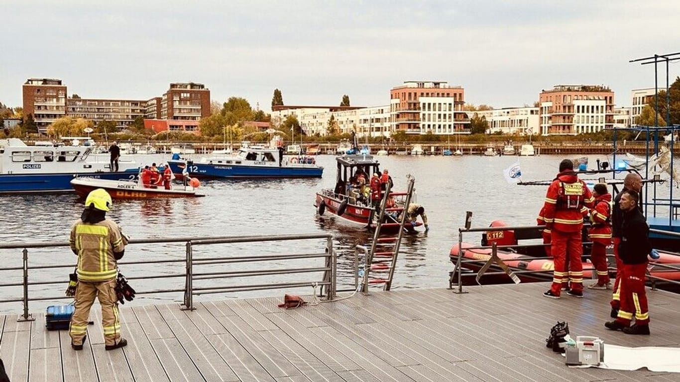 Einsatzkräfte bei der Suche in der Rummelsburger Bucht: Die vermisste Person konnte nur tot geborgen werden.