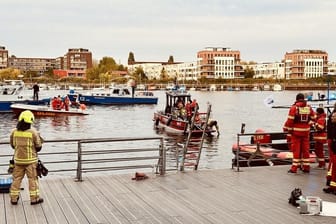 Einsatzkräfte bei der Suche in der Rummelsburger Bucht: Die vermisste Person konnte nur tot geborgen werden.