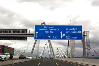 Die neue Autobahnbrücke zwischen Köln-Niehl und Leverkusen über den Rhein. Autobahnbrücke Leverkusen *** The new highway bridge between Cologne Niehl and Leverkusen over the Rhine Leverkusen highway bridge