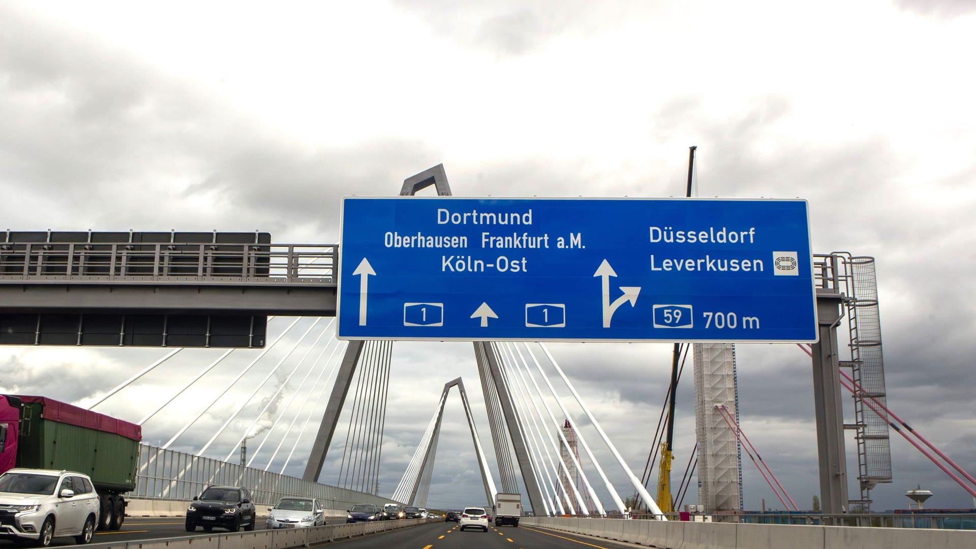 Die neue Autobahnbrücke zwischen Köln-Niehl und Leverkusen über den Rhein. Autobahnbrücke Leverkusen *** The new highway bridge between Cologne Niehl and Leverkusen over the Rhine Leverkusen highway bridge