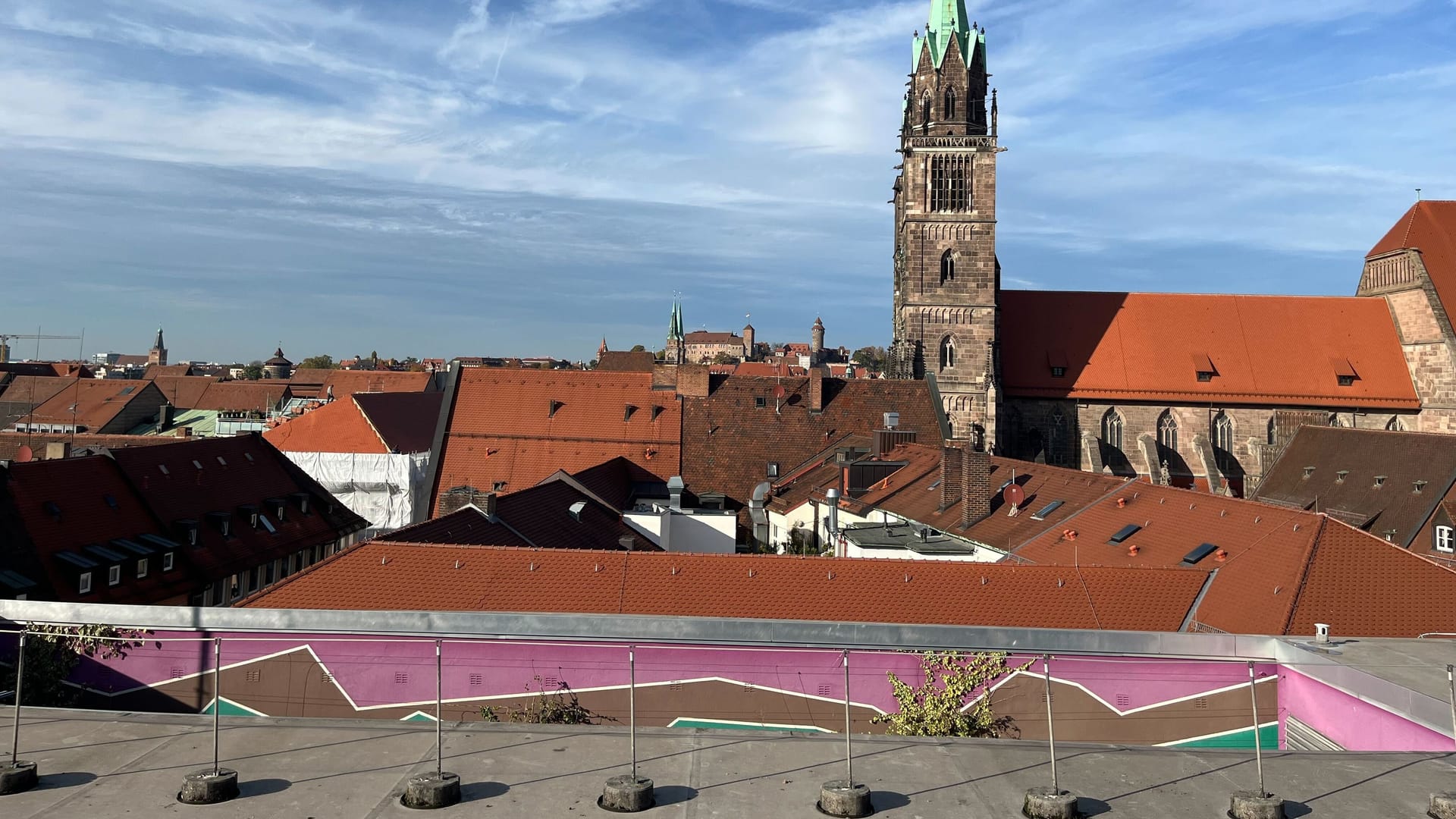 Ausblick vom Dach des Kaufhofs (Archivbild): Bislang war es nicht zugänglich, viele wollen, dass sich das ändert – der Blick auf Lorenzkirche und Burg ist einzigartig.