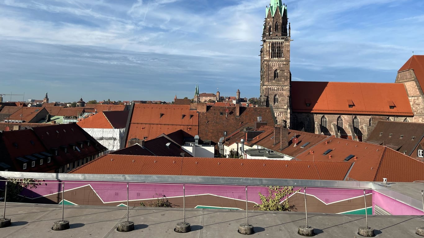 Ausblick vom Dach des ehemaligen Kaufhauses: Von dort aus sieht man sowohl die Lorenzkirche als auch die Burg – die Stadt könnte sich vorstellen, hier künftig einen Dachgarten zu errichten.