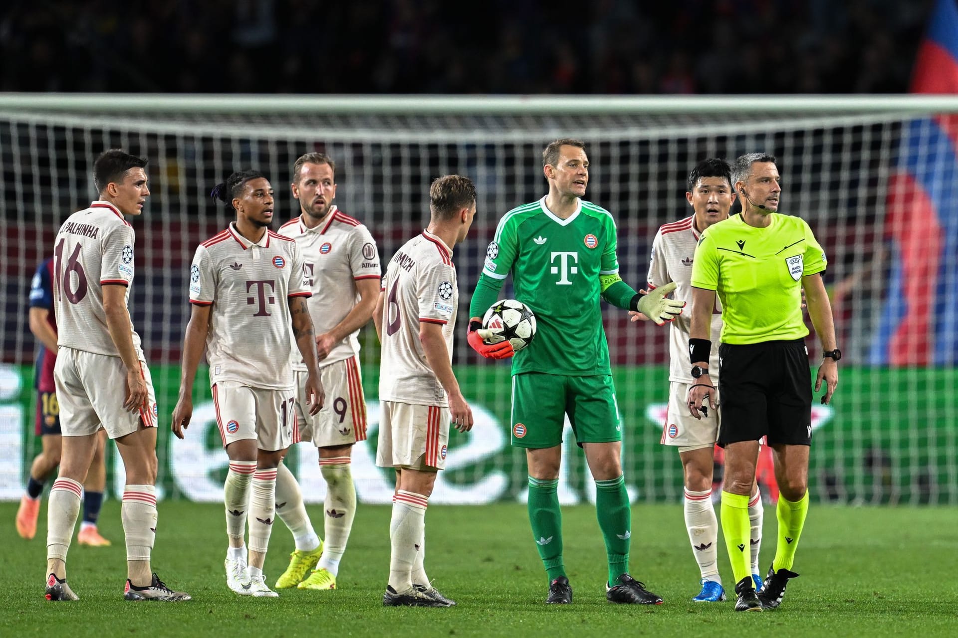 Der FC Bayern muss sich beim Wiedersehen mit Ex-Trainer Hansi Flick dessen FC Barcelona mit 1:4 geschlagen geben. Nur Kane erreicht dabei annähernd seine Normalform. Ansonsten gibt es viele enttäuschende Leistungen. Die Einzelkritik.