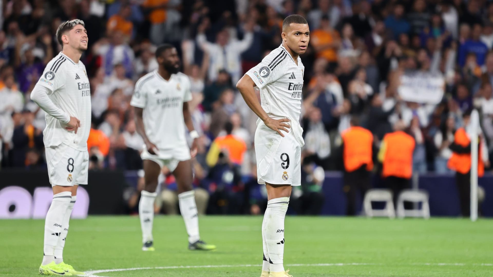 Kylian Mbappé (r)