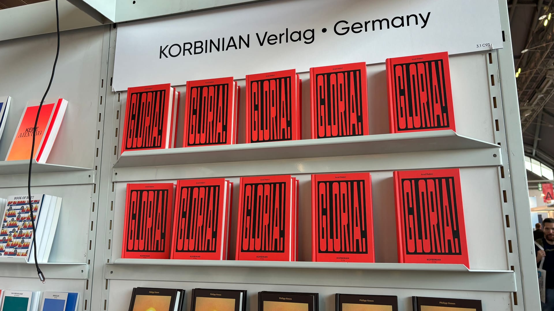 Der Roman "Gloria!" von Arad Dabiri ist im Oktober 2024 im Korbinian Verlag erschienen.