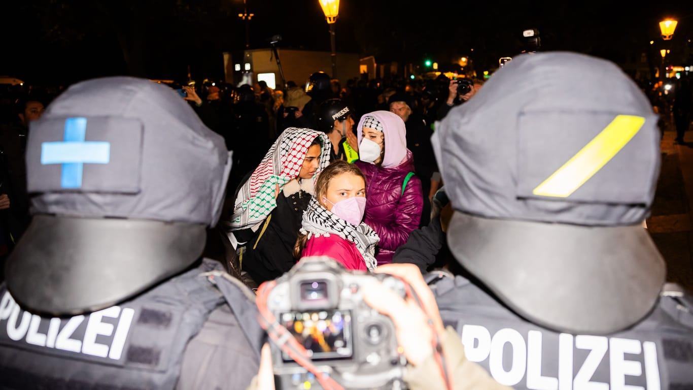 Greta Thunberg (M)., schwedische Aktivistin, nimmt an einer propalästinensischen Kundgebung am Südstern in Berlin-Kreuzberg teil.