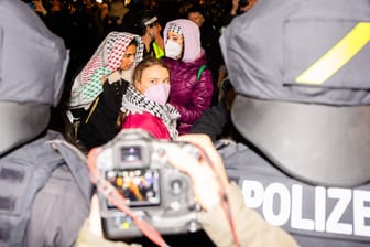 Greta Thunberg (M)., schwedische Aktivistin, nimmt an einer propalästinensischen Kundgebung am Südstern in Berlin-Kreuzberg teil.