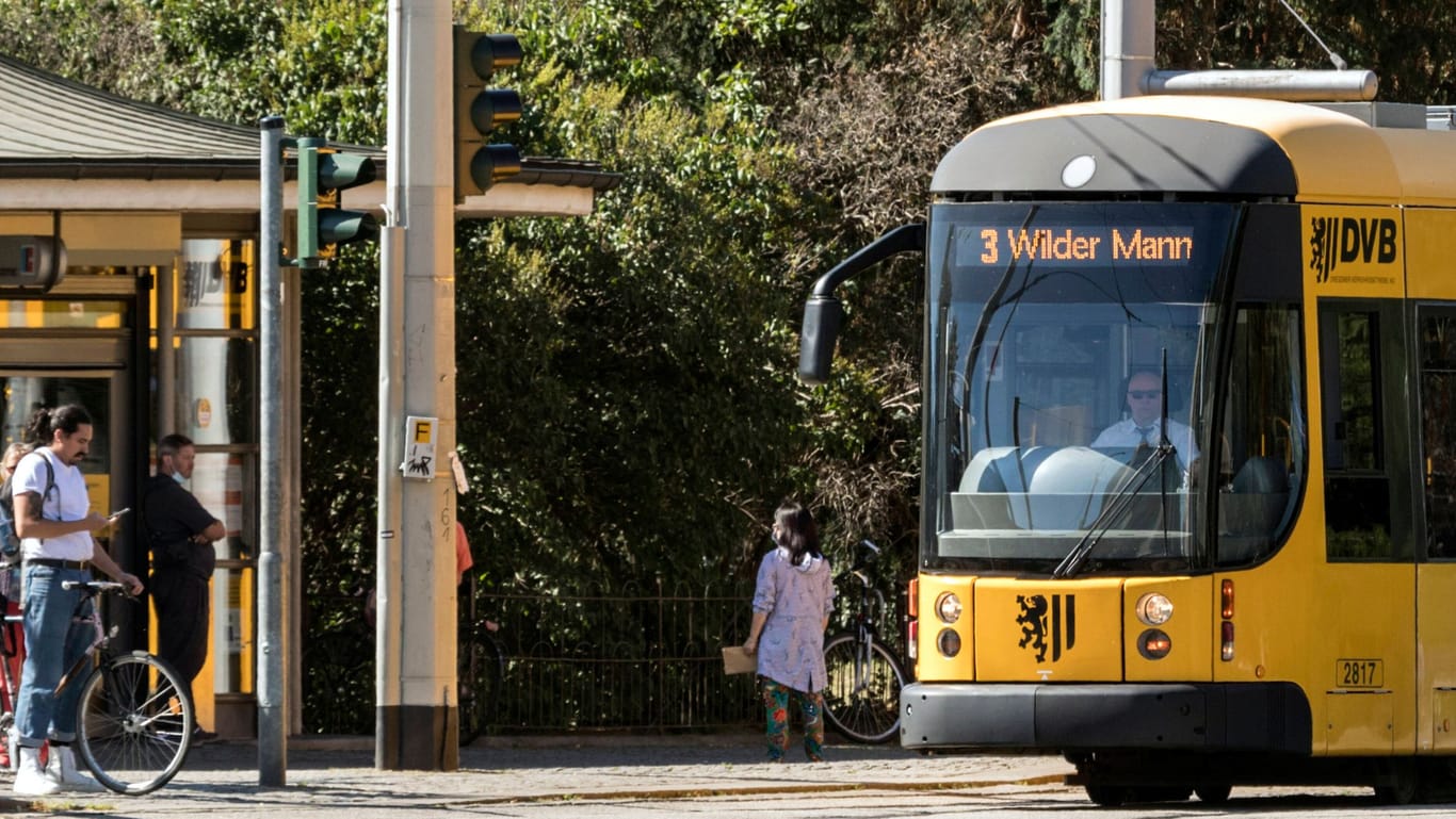 Eine Straßenbahn Richtung "Wilder Mann":