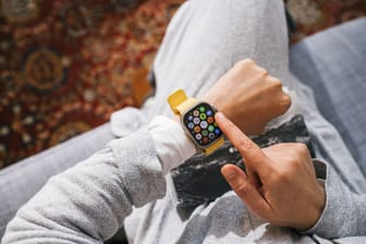 Funktional: Eine Frau testet die Funktionen an ihrer Apple-Watch.