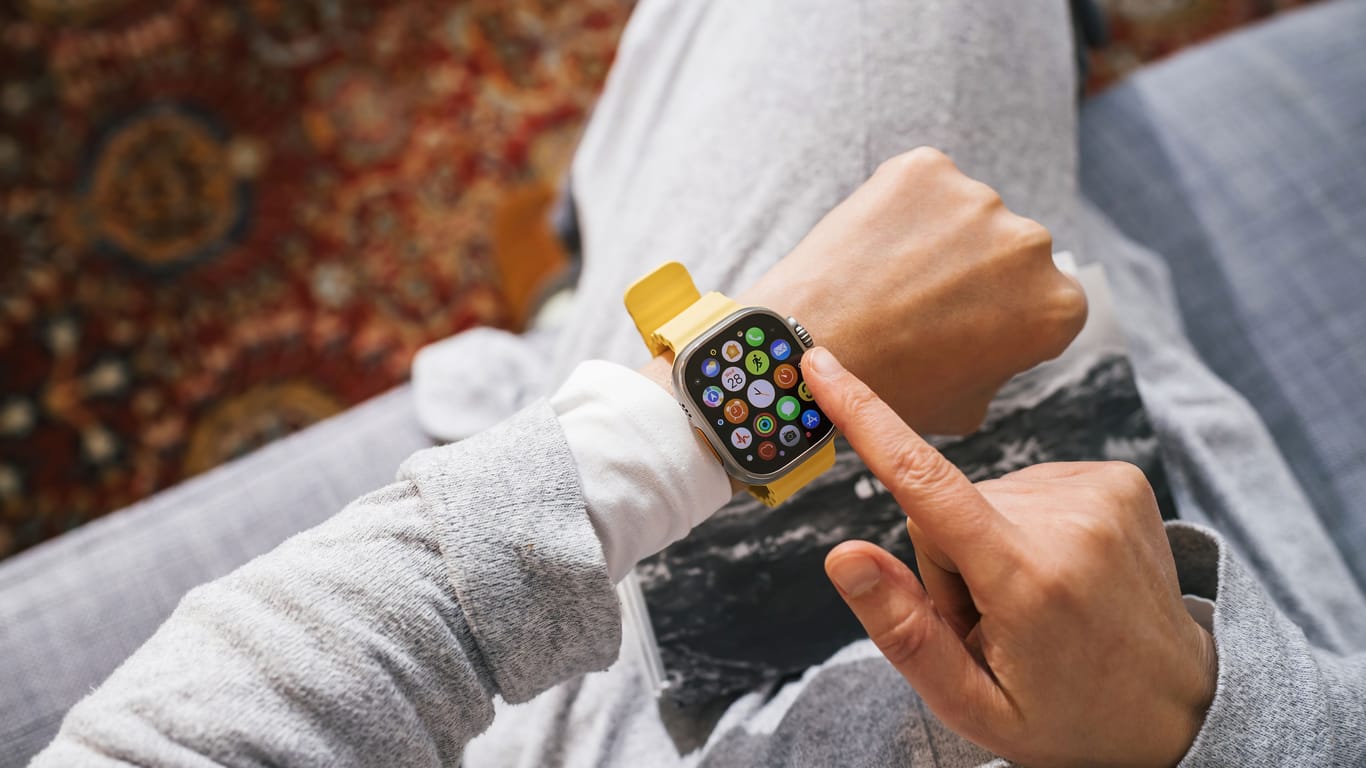 Funktional: Eine Frau testet die Funktionen an ihrer Apple-Watch.