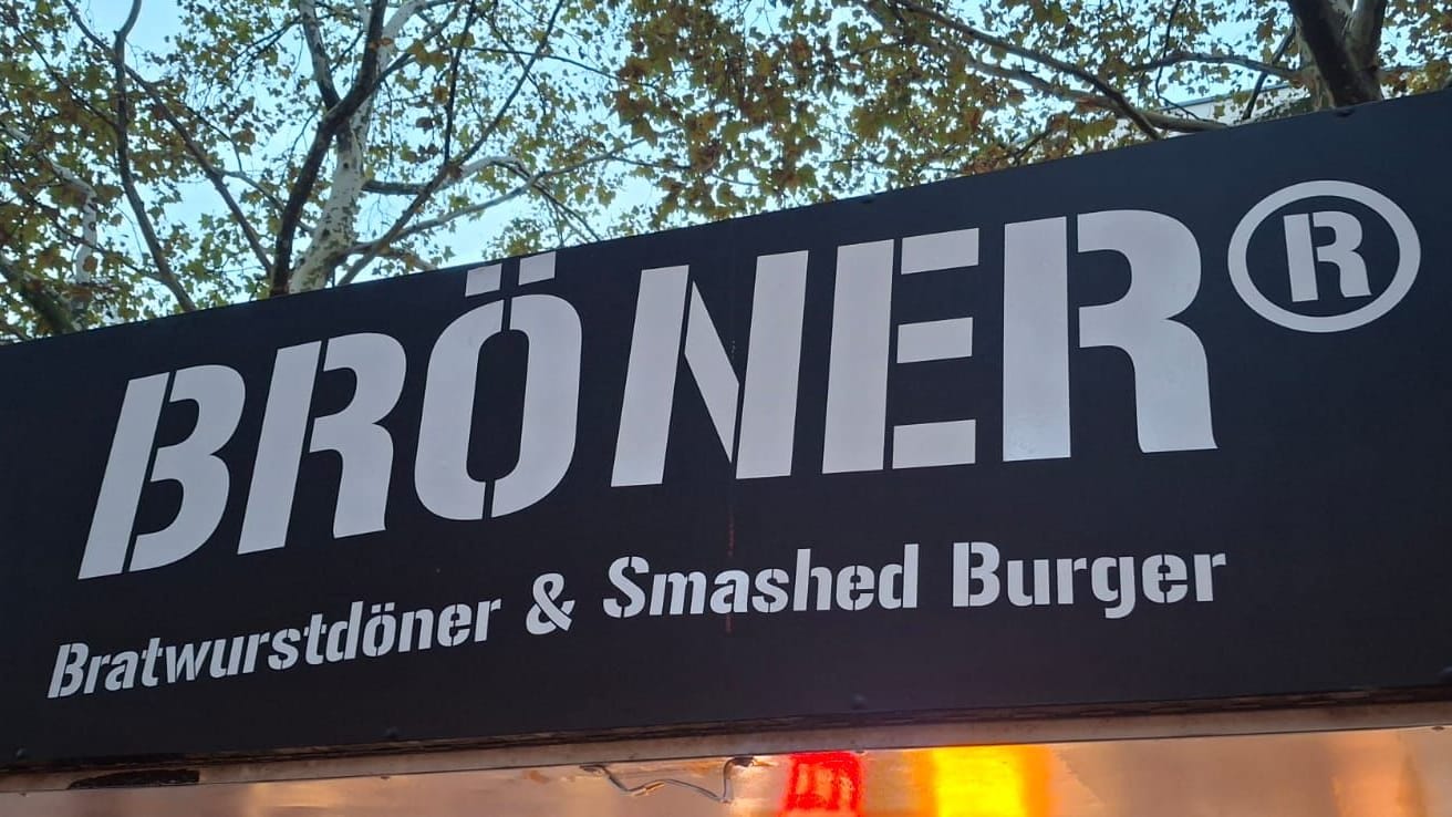 "Bröner"-Stand am Rudolfplatz. Jeden Donnerstag ab 16 Uhr gibt es die Spezialität.