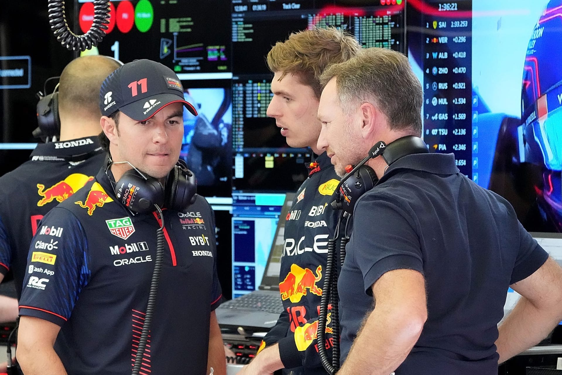 Sergio Pérez (l), Max Verstappen (m) und Christian Horner (r)