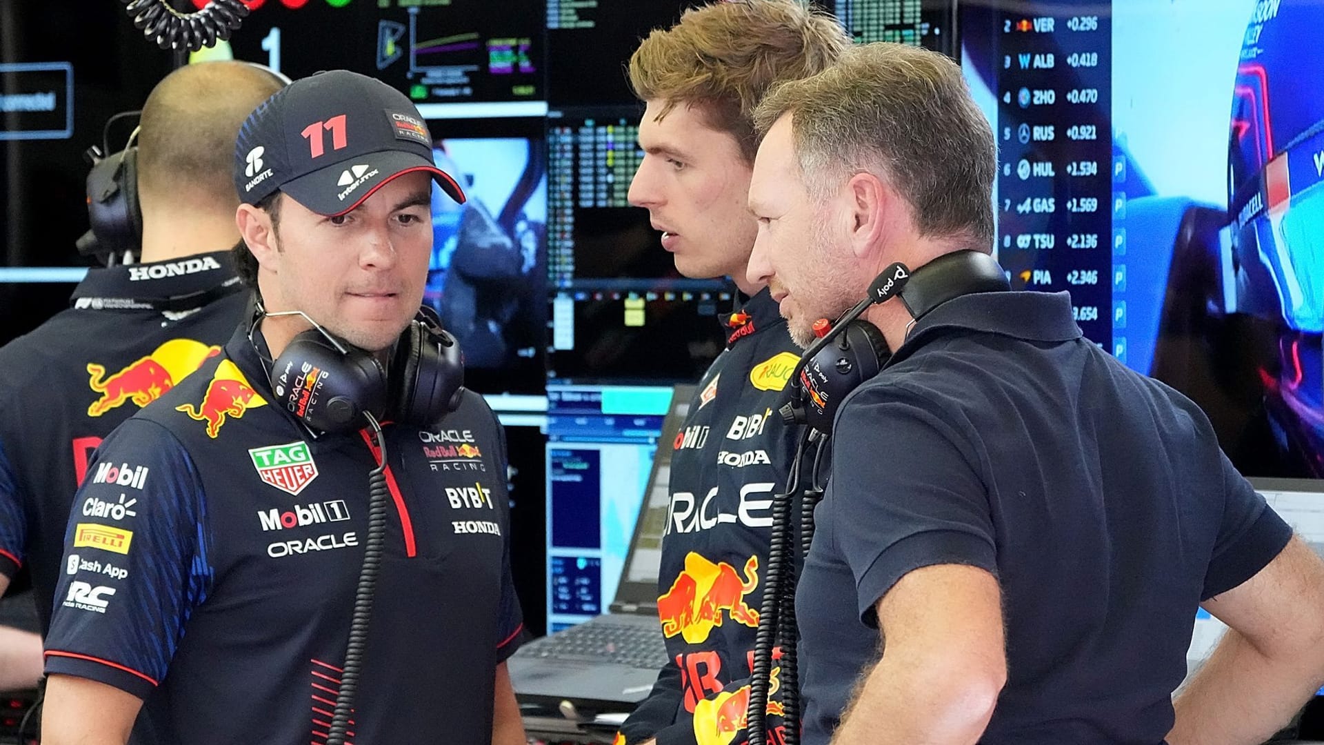 Sergio Pérez (l), Max Verstappen (m) und Christian Horner (r)