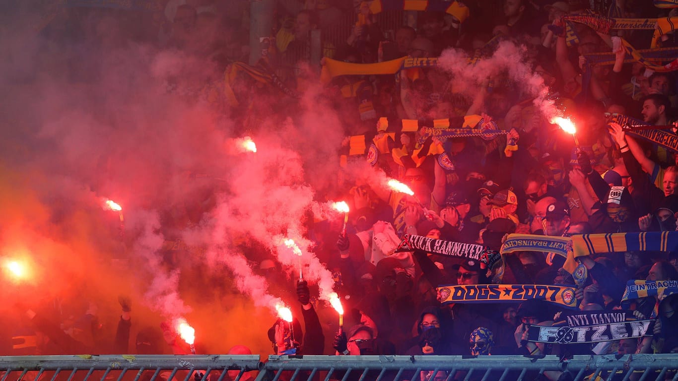 Fans von Eintracht Braunschweig zünden Bengalos: Bei vorherigen Derbys war es immer wieder zu Ausschreitungen gekommen.