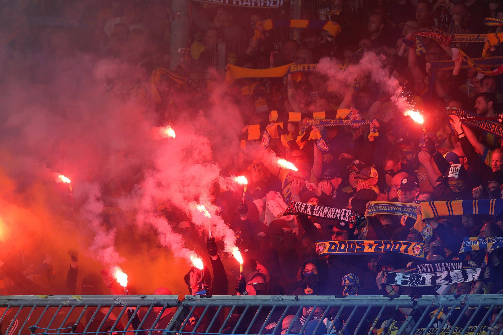 Fans von Eintracht Braunschweig zünden Bengalos: Bei vorherigen Derbys war es immer wieder zu Ausschreitungen gekommen.