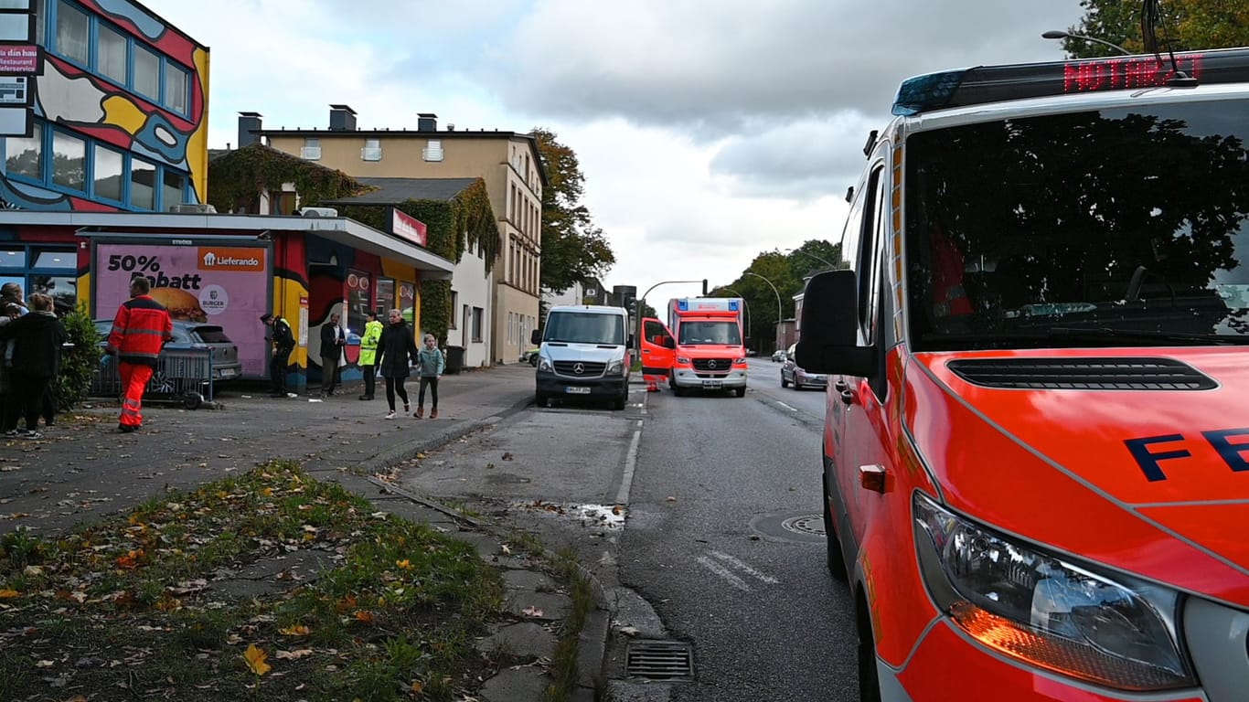 Die Unfallstelle an der Cuxhavener Straße (B73): Ein E-Scooter-Fahrer wurde bei einem Zusammenstoß mit einem Auto schwer verletzt.