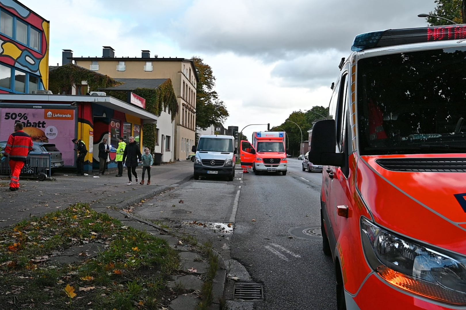 Die Unfallstelle an der Cuxhavener Straße (B73): Ein E-Scooter-Fahrer wurde bei einem Zusammenstoß mit einem Auto schwer verletzt.