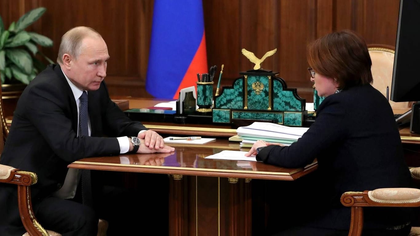 Putin im Gespräch mit der russischen Zentralbankchefin Elvira Nabiullina (Archivbild): Die Gehälter der ärmsten 10 Prozent sind im Durchschnitt um 67 Prozent gestiegen.