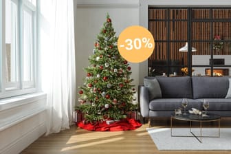 Künstlicher Weihnachtsbaum im Angebot (Symbolbild): Amazon reduziert eine große künstliche Tanne für zu Hause radikal.