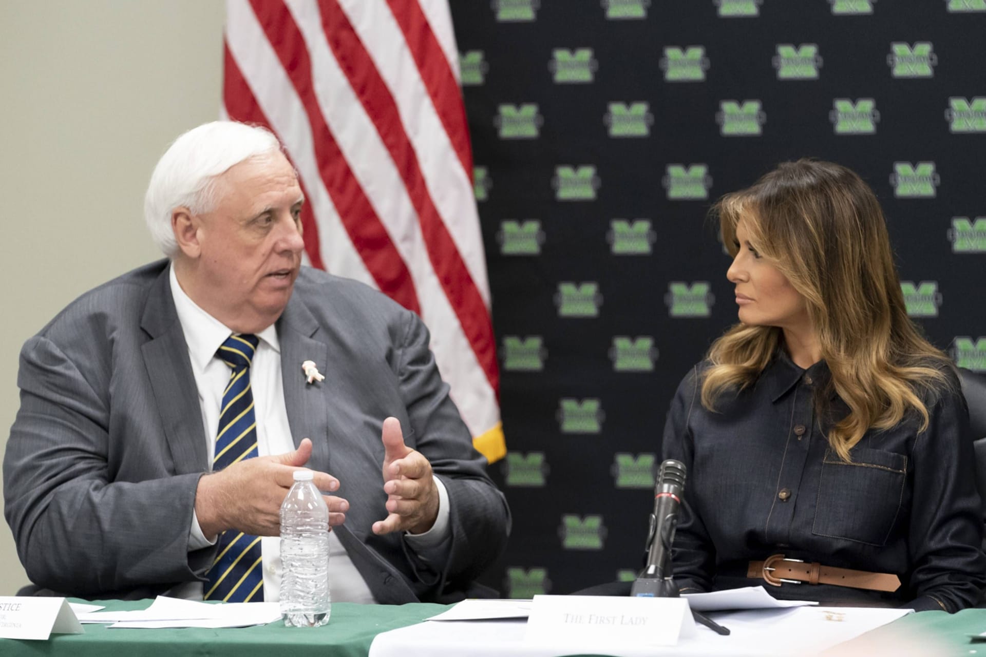 Jim Justice als Gouverneur mit Melania Trump: 2017 trat er mit ihrem Mann auf.