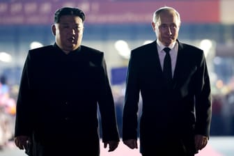 Nordkoreas Machthaber Kim Jong Un und Kremlchef Wladimir Putin: Sie haben im Juni auch gegenseitigen militärischen Beistand vereinbart, wenn eines der beiden Länder angegriffen wird. (Archivbild)