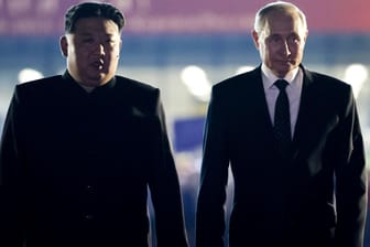 Nordkoreas Machthaber Kim Jong Un und Kremlchef Wladimir Putin: Sie haben im Juni auch gegenseitigen militärischen Beistand vereinbart, wenn eines der beiden Länder angegriffen wird. (Archivbild)