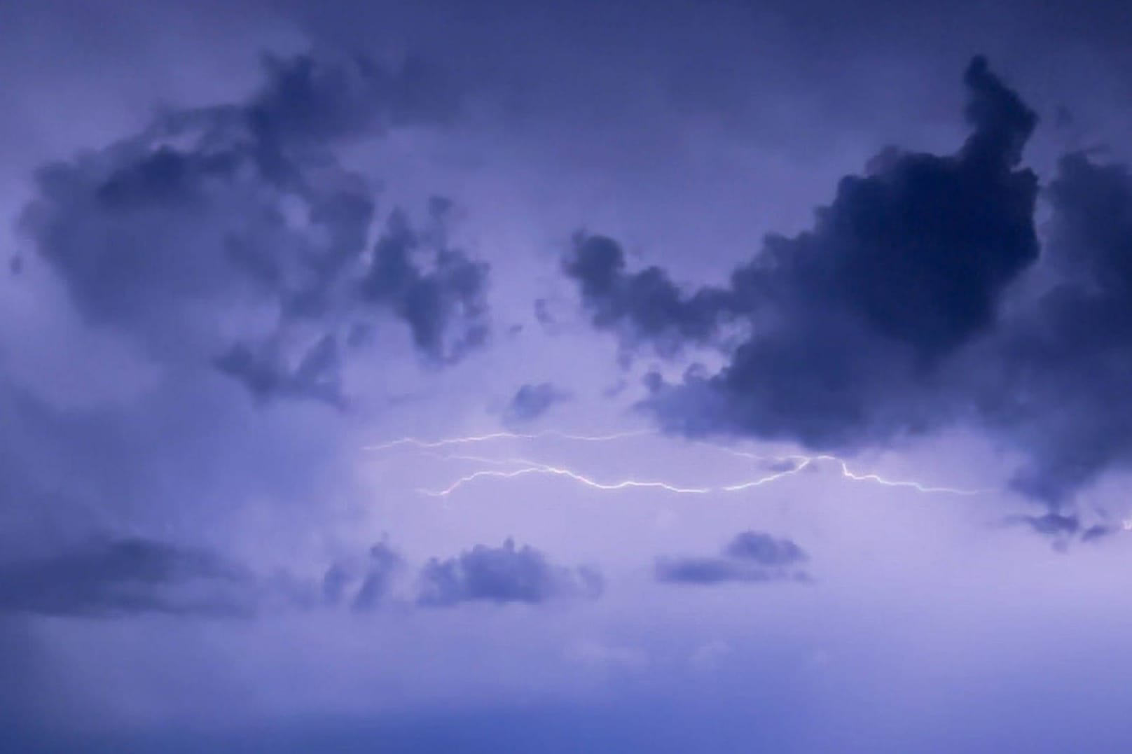 Schwere Unwetter mit Blitz und Donner erhellen den Himmel (Archivbild): In Köln und der Region zieht ab Donnerstag eine neue Sturmfront auf. Die Ausläufer von Hurrikan Kirk verursachen schwere Unwetter.