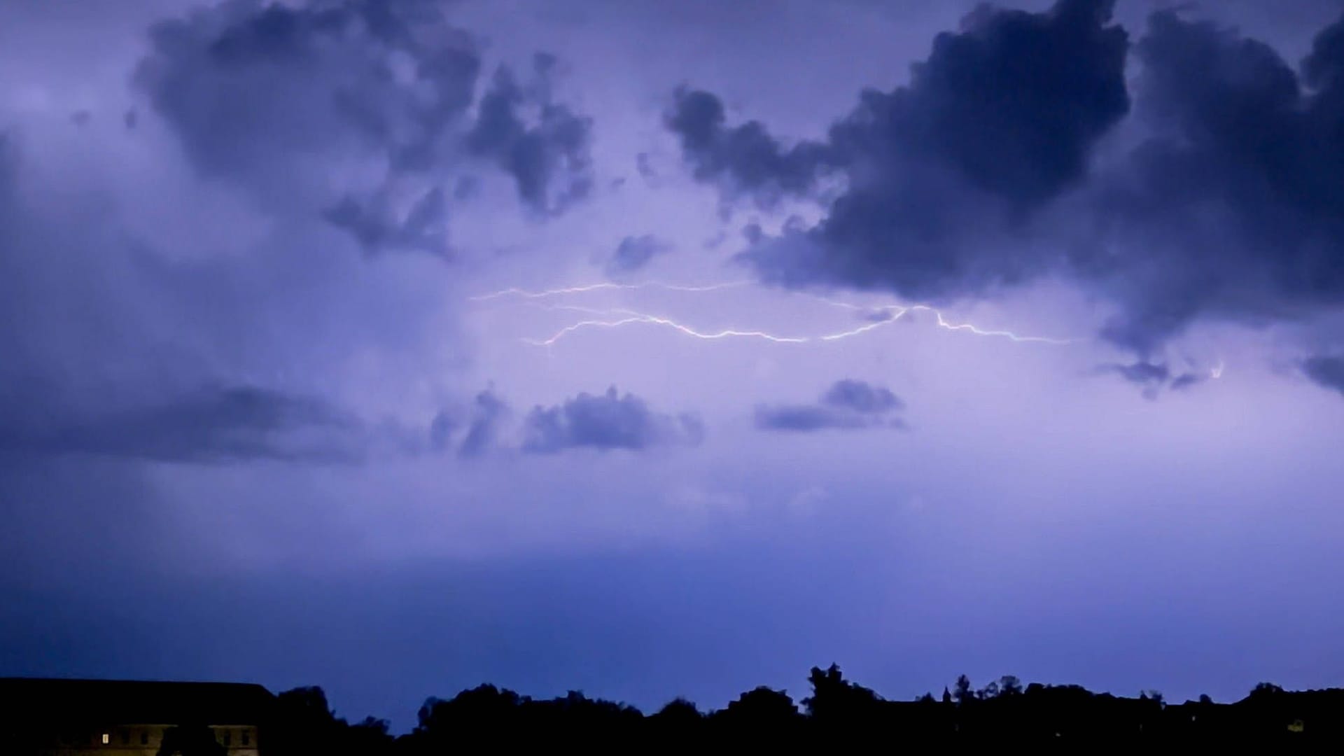 Schwere Unwetter mit Blitz und Donner erhellen den Himmel (Archivbild): In Köln und der Region zieht ab Donnerstag eine neue Sturmfront auf. Die Ausläufer von Hurrikan Kirk verursachen schwere Unwetter.