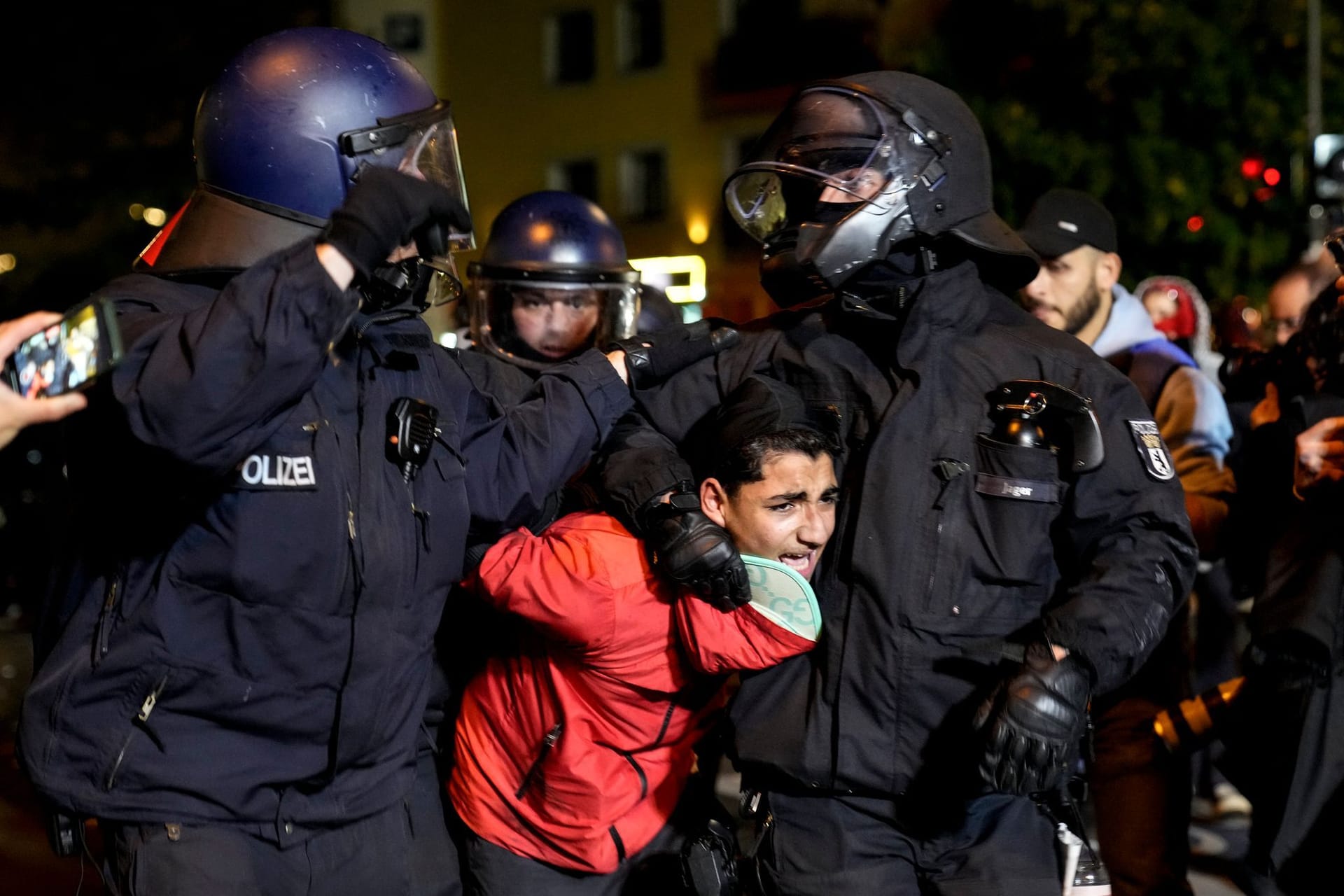 Polizisten halten einen Teilnehmer einer Pro-Palästina-Demo fest (Symbolbild): Neuköllns Bezirksbürgermeister Martin Hikel will die Ausschreitungen auf den Demos nicht länger hinnehmen.