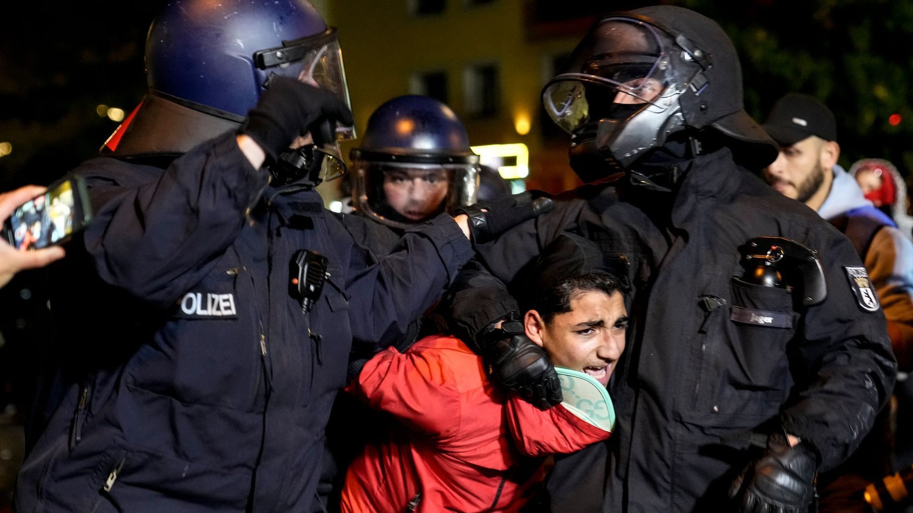 Polizisten halten einen Teilnehmer einer Pro-Palästina-Demo fest (Symbolbild): Neuköllns Bezirksbürgermeister Martin Hikel will die Ausschreitungen auf den Demos nicht länger hinnehmen.