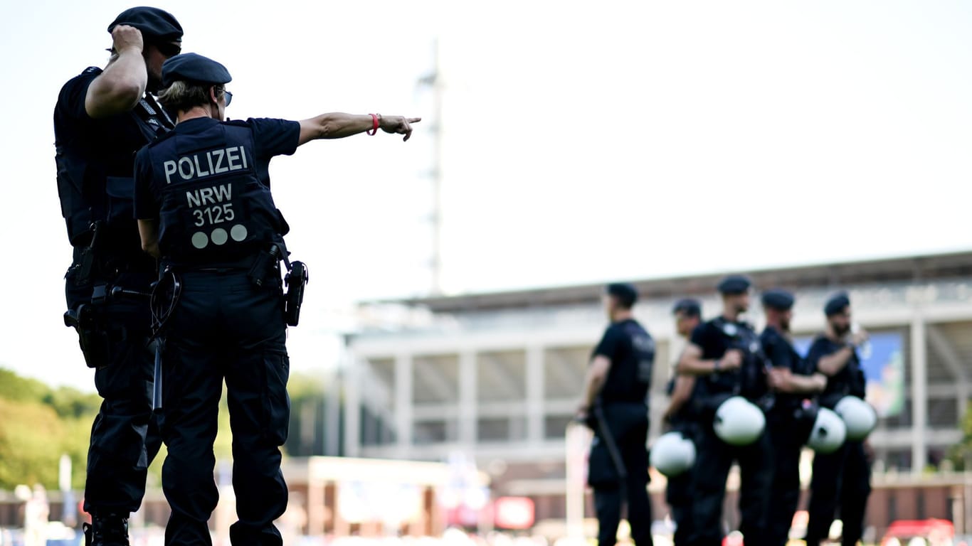 Polizei vor dem Kölner Stadion