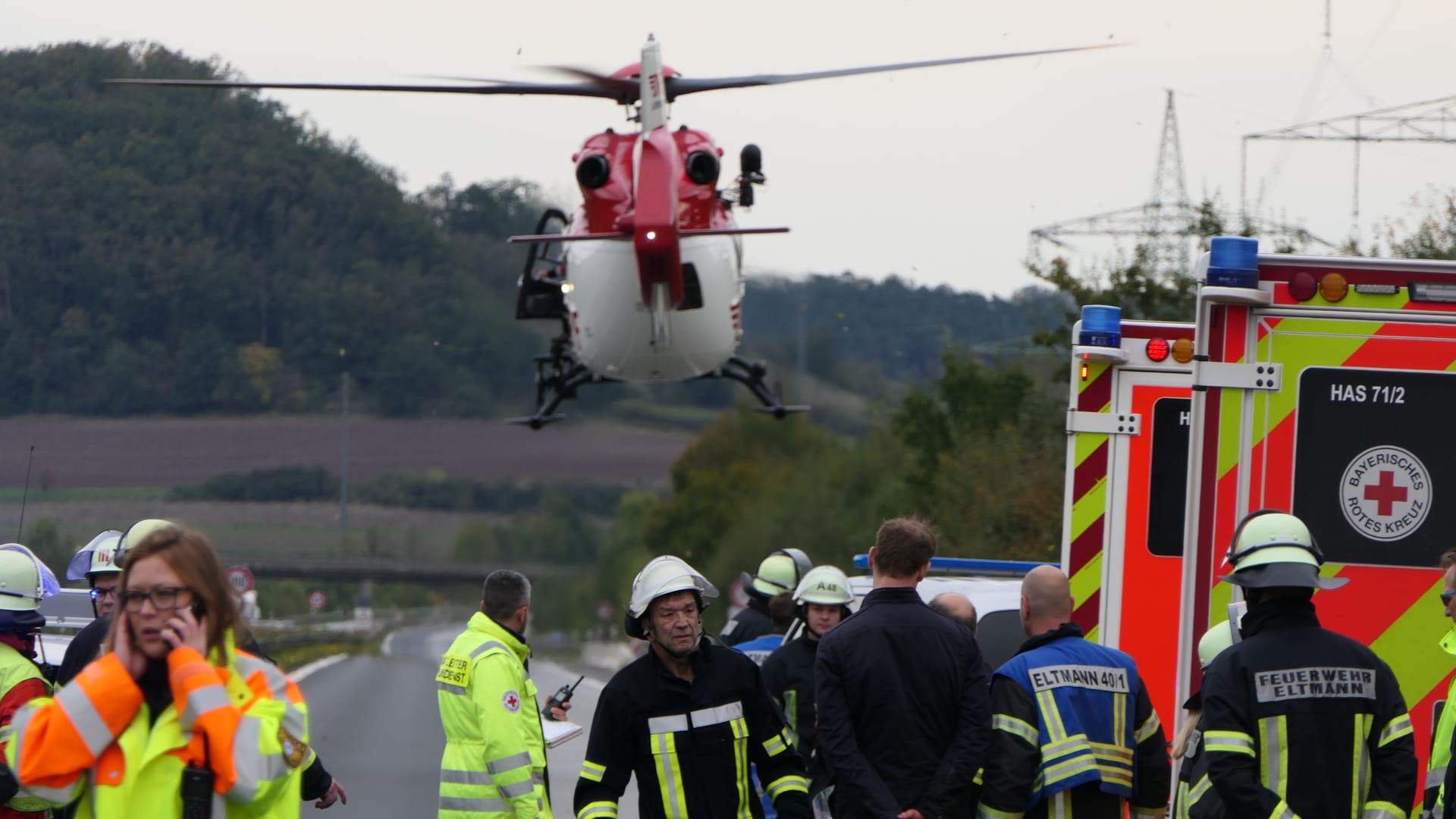 Die Helfer im Einsatz: Das Entsetzen ist ihnen in die Gesichter geschrieben.