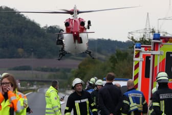 Die Helfer im Einsatz: Das Entsetzen ist ihnen in die Gesichter geschrieben.