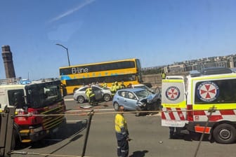 Ein Auto geriet auf die Gegenfahrbahn und krachte in mehrere Fahrzeuge.