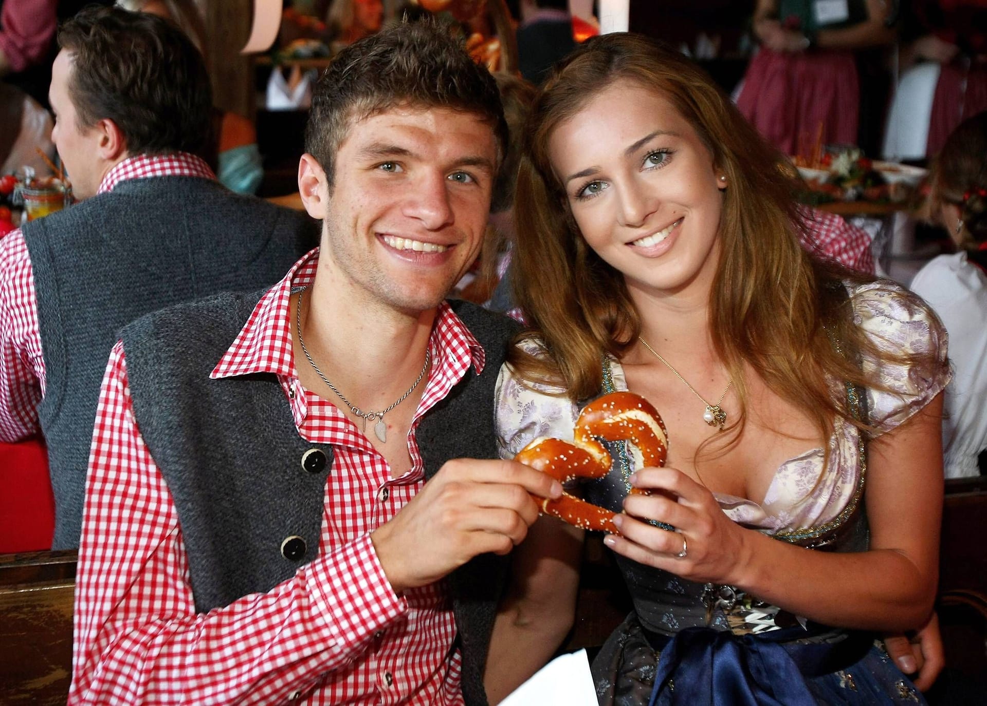 Thomas und Lisa Müller kurz vor ihrer Hochzeit beim Münchener Oktoberfest im Jahr 2009.