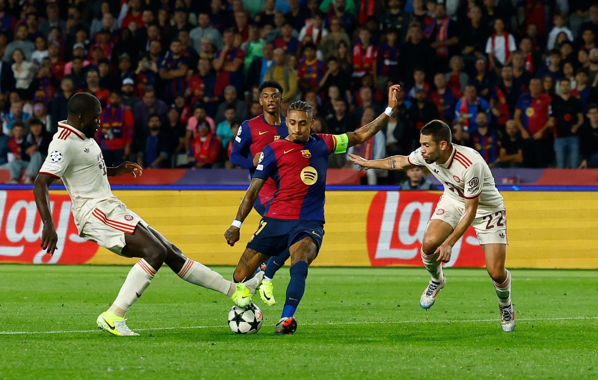 Dayot Upamecano: Auch er rückte zu weit vor und konnte den Pass zum 0:1 nicht verhindern. Versuchte beim 1:2 noch zu retten, kam aber zu spät. Beim 1:3 bekam er Raphinhas Schuss durch die Beine und fälschte ihn noch leicht ab. Beim 1:4 behinderte er Kim mehr als zu helfen. Note 5