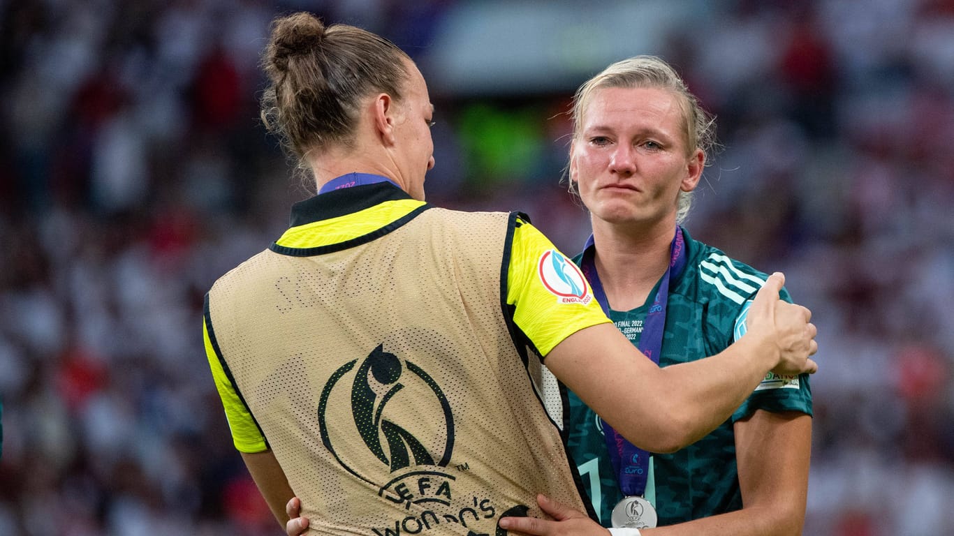 Almuth Schult und Alexandra Popp (r.): Nach dem verlorenen Finale flossen die Tränen.