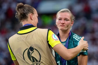 Almuth Schult und Alexandra Popp (r.): Nach dem verlorenen Finale flossen die Tränen.