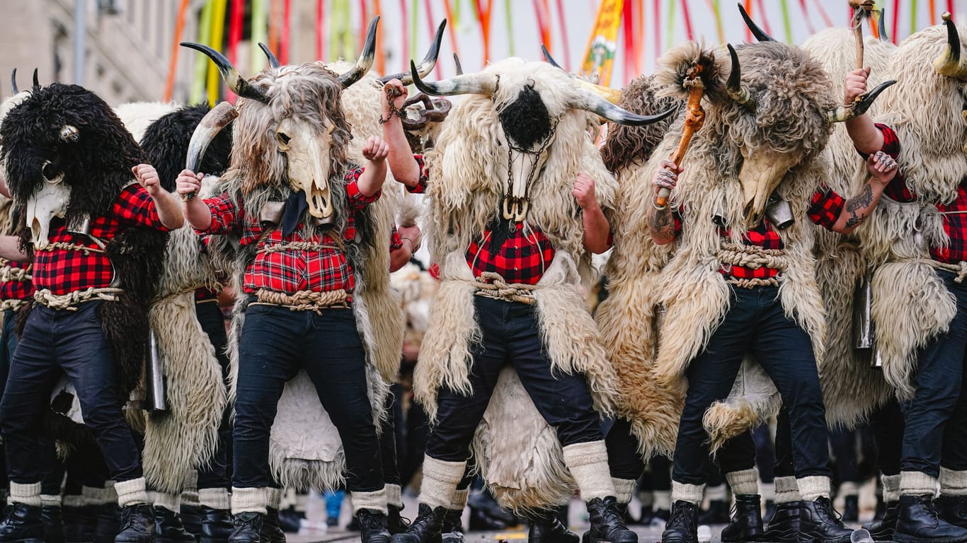 Faszinierende Gestalten warten im Karneval darauf, von Ihnen entdeckt zu werden.