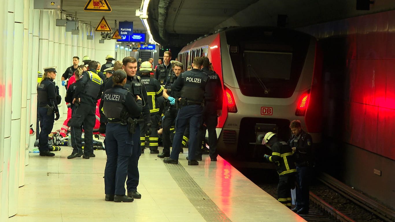 Einsatzkräfte am Bahnsteig der Haltestelle Reeperbahn: Das Opfer musste notoperiert werden.