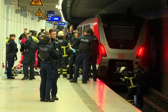 Einsatzkräfte am Bahnsteig der Haltestelle Reeperbahn: Das Opfer musste notoperiert werden.