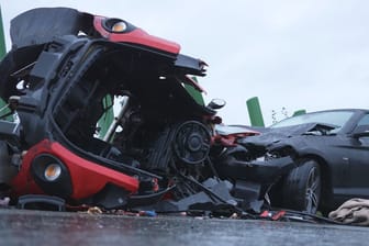 Der Leicht-Pkw wurde völlig zerstört: In einer Kurve war die junge Fahrerin auf die Gegenfahrbahn geraten.