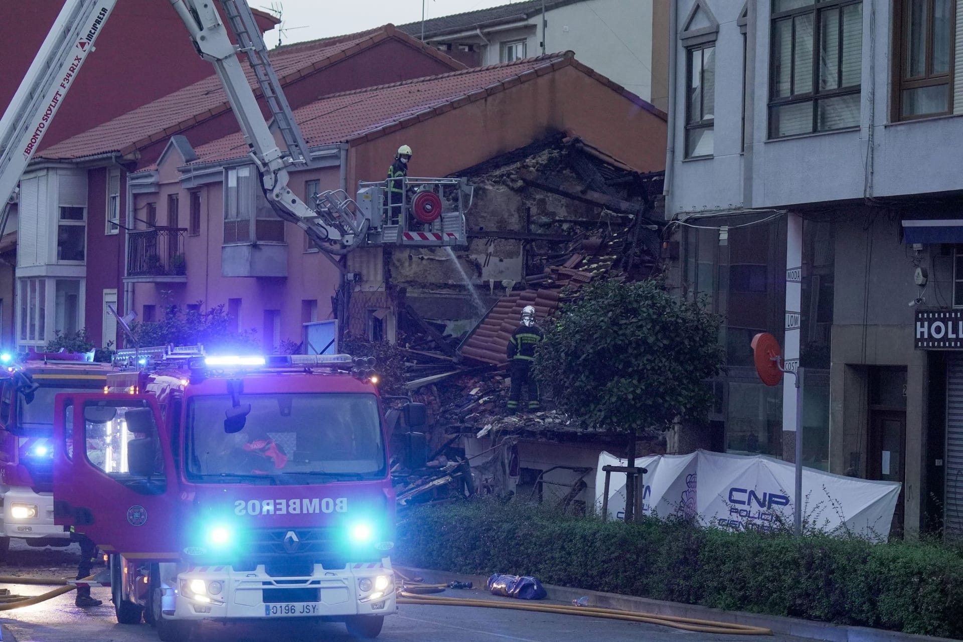 Die Feuerwehr im Einsatz: Das Dach ist in sich zusammengefallen.