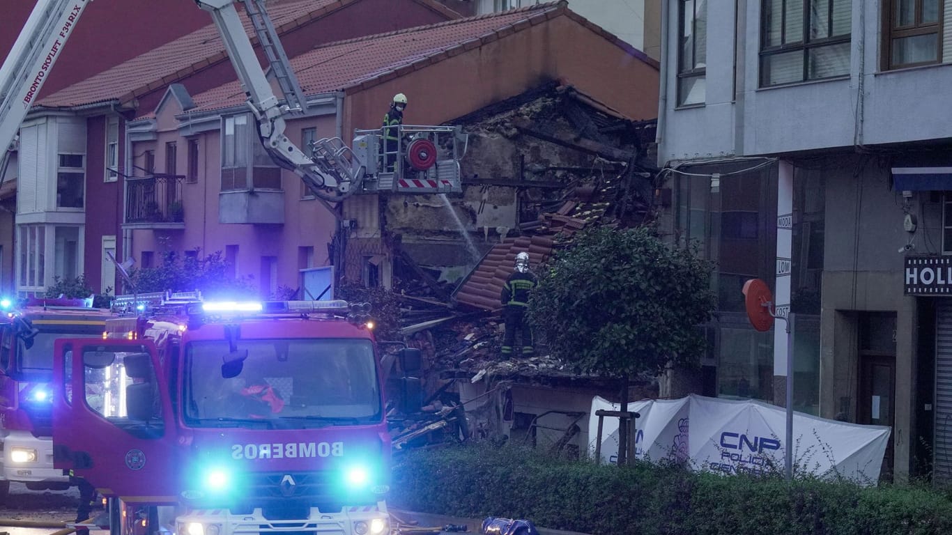 Die Feuerwehr im Einsatz: Das Dach ist in sich zusammengefallen.