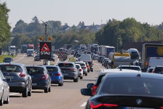 Stau auf der Autobahn (Symbolbild): Der ADAC sprach am Samstagmorgen von mindestens einer Stunde Zeitverlust.