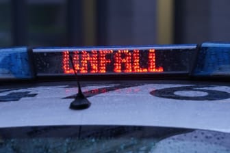 Ein Polizeiwagen steht an einer Unfallstelle. Fünf Menschen sind bei einem Autounfall auf dem Berliner Ring im Landkreis Havelland zum Teil schwer verletzt worden.